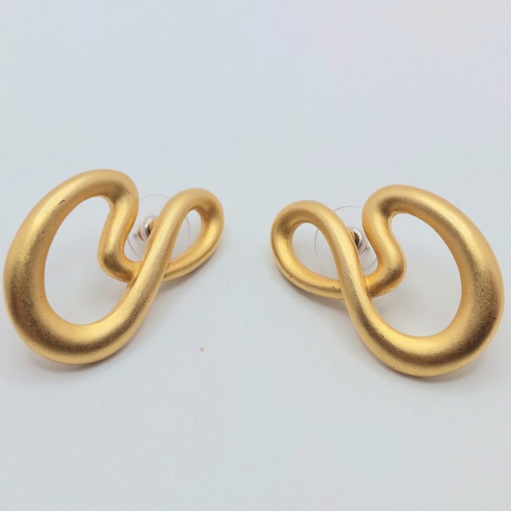 Chic Gold Twist Earrings - Picture 4 of 5